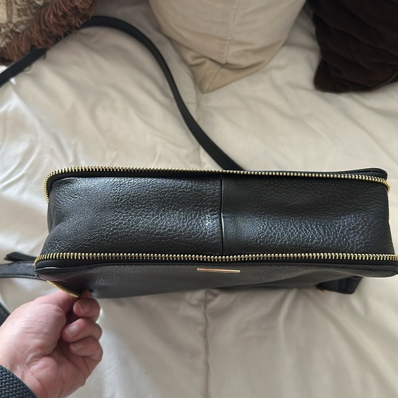 Aldo messenger bag with expandable zipper - Picture 6 of 8